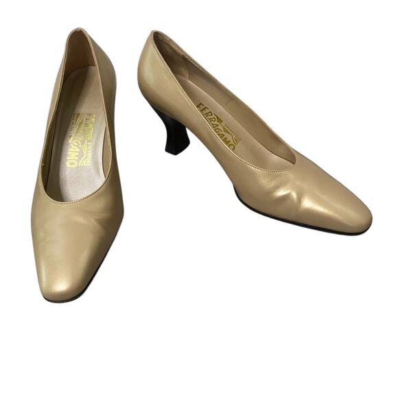 Vintage Salvatore Ferragamo Beige Heels Pumps Size 7.5 - Picture 1 of 13